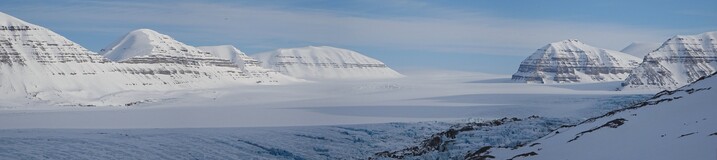 утренний вид вверх по леднику Tunabreen