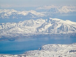вид на норвежские горы из самолета