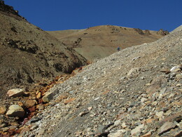 четыре скалы под перевалом (справа) являются хорошим ориентиром, видным издалека