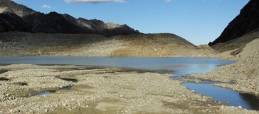 озеро под ледником, справа видно место стока