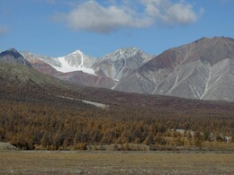 гора Мус-Хая, слева от нее перевал Мус-Хая Южный