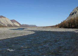 река Конгор, справа виден склон горы 2337