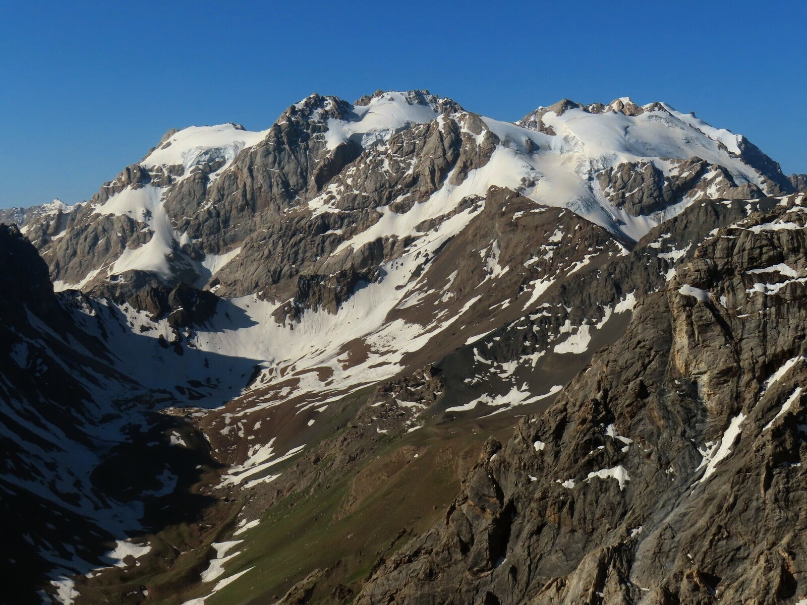        view towards the Pushnovat and Aini mountains