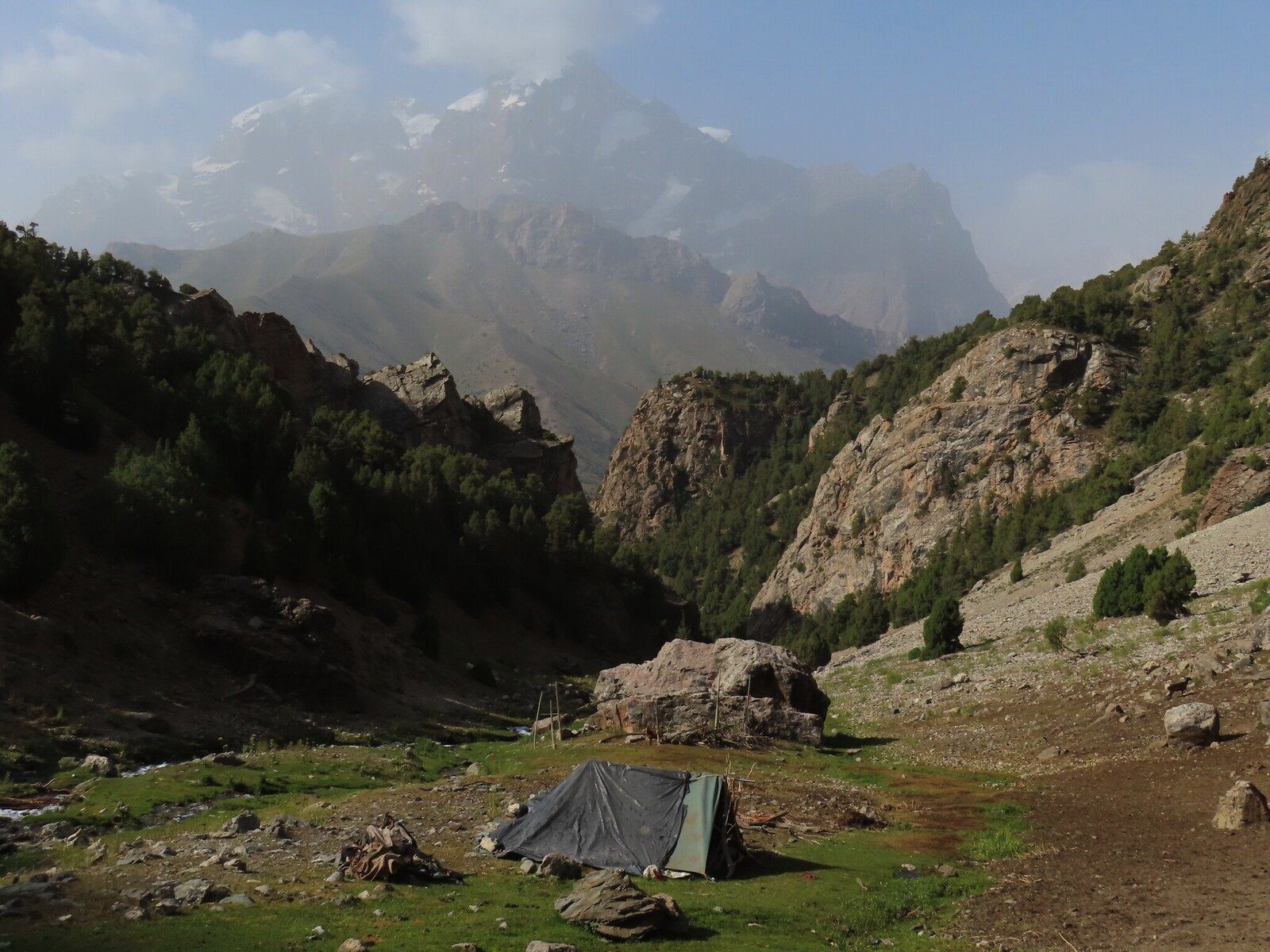 горы Чапдара и Бодхона на заднем плане Chapdara and Bodhona mountains