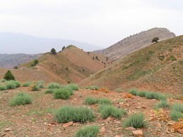 тропа поднимается по долинке от рудника, на заднем плане - гора Мазархаза