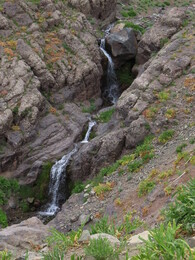 каскад водопадов на ручье у места стоянки