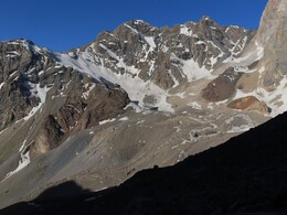 вид на перевал МАК и перевал в западном отроге в.Вуанло View of MAK pass and a pass in the western shoulder of Vuanlo peak