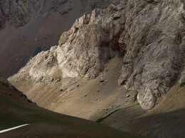 родник под скалой в начале первого каньона