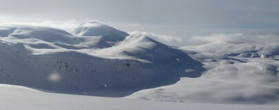 гора Tromsdaltinden, справа на плато видна хижина Skarvassbu