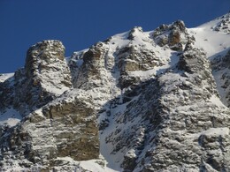скалы горы Storfjellet над местом ночевки