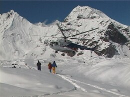 Когда вертолёт перегружен, людей выгоняют на ледник, где можно разогнаться и взлететь