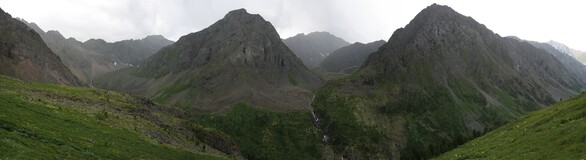 панорама Правого Шумака из висячей долины притока
