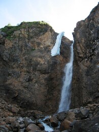 водопад (а вот фотография водопада, сделанная за три недели до нас)