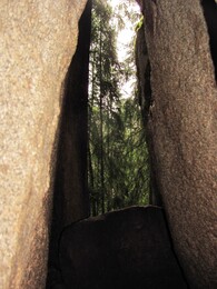 небольшая пещерка под камнем - зал, где можно стоять в полный рост