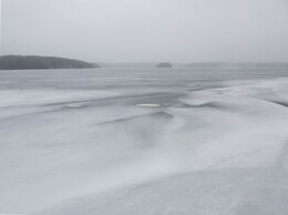 непонятные ледовые структуры посреди озера