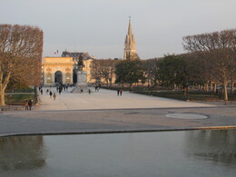 promenade du Peyrou, площадка с видом на город, с бассейном, куда поступала вода из акведука