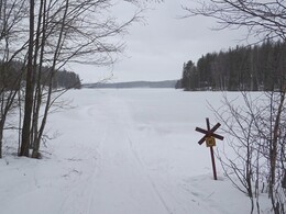 снегоходная дорога выходит на озеро
