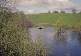 Катя Стальгорова и Сережа Локтев объезжают куст на реке Балаздынь